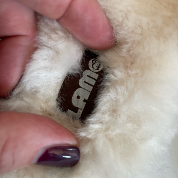 NWOT Lamo, size medium (7-9), ivory fuzzy crossover strap faux fur slippers - Picture 6 of 8